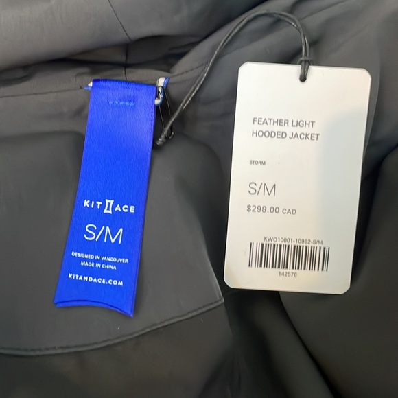 Kit and Ace - Feather Light Hooded Jacket- NWT - Picture 6 of 12